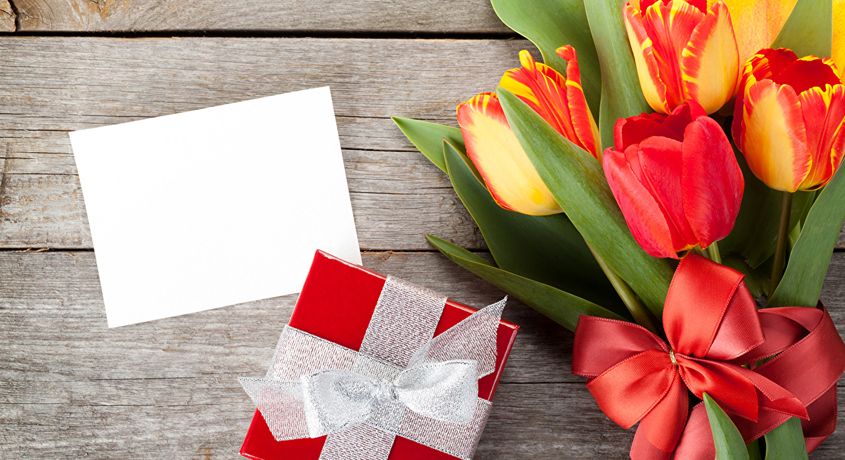 Живые цветы- лучший подарок! 50% скидки на букет тюльпанов с доставкой по городу и области от Центра флористики и подарков «Мир Цветов»