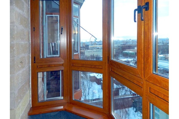 Остекление балкона деревянными окнами под ключ 